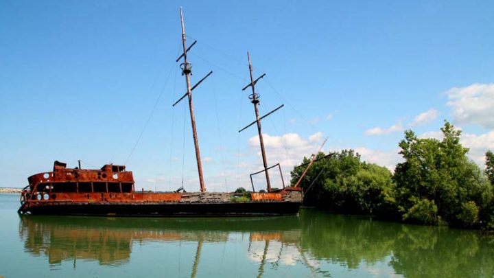 La Grande Hermine – The Rusting Shipwreck Becomes Niagara’s Distinctive Landmark