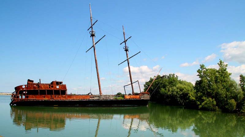 La Grande Hermine – The Rusting Shipwreck Becomes Niagara’s Distinctive Landmark